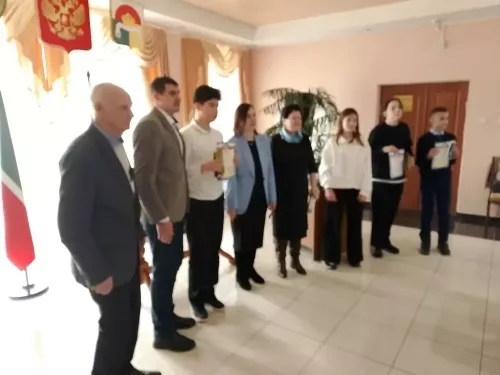 Турнир «Связь поколений» в Дрожжаном: как пенсионеры и школьники сразились в шахматы