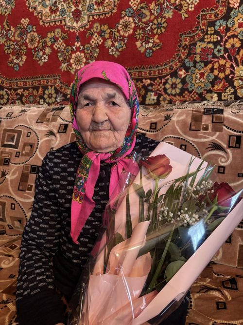 Жительница Дрожжановского района Вера Кутюмова принимает поздравления с юбилеем