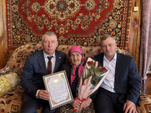Жительница Дрожжановского района Вера Кутюмова принимает поздравления с юбилеем