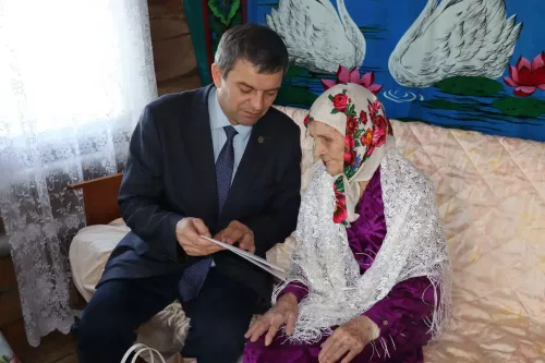 В Дрожжановском районе поздравили труженицу тыла Санию Ханзярову