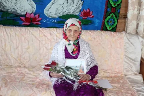 В Дрожжановском районе поздравили труженицу тыла Санию Ханзярову