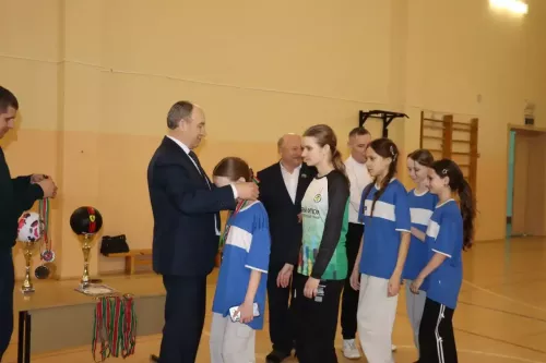 Девушки разыграли кубок главы поселения в Большеаксинской школе Дрожжановского района