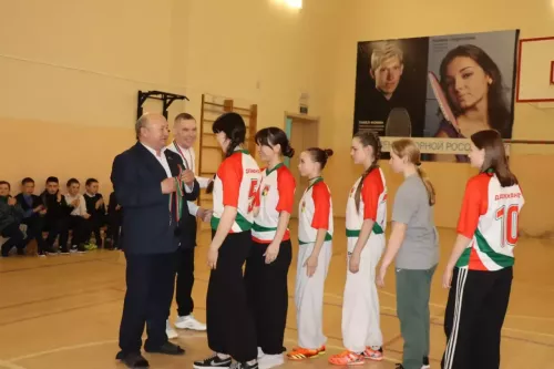 Девушки разыграли кубок главы поселения в Большеаксинской школе Дрожжановского района