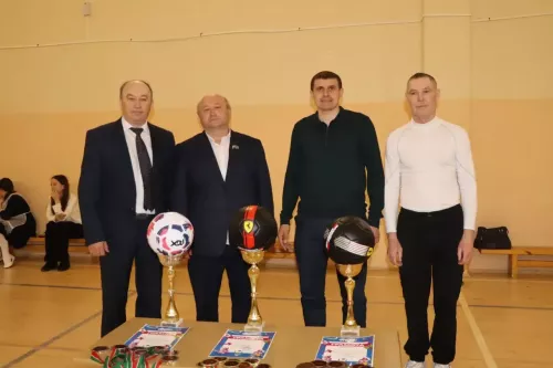 Девушки разыграли кубок главы поселения в Большеаксинской школе Дрожжановского района