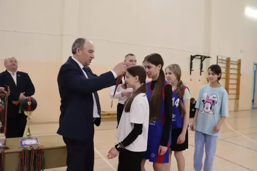 Девушки разыграли кубок главы поселения в Большеаксинской школе Дрожжановского района