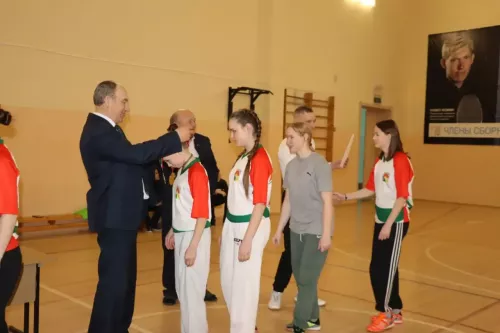 Девушки разыграли кубок главы поселения в Большеаксинской школе Дрожжановского района