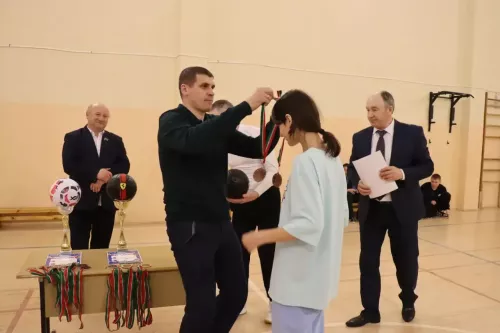 Девушки разыграли кубок главы поселения в Большеаксинской школе Дрожжановского района