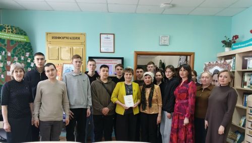 В библиотеке Дрожжановского района прошла встреча с местной поэтессой Равией Валеевой