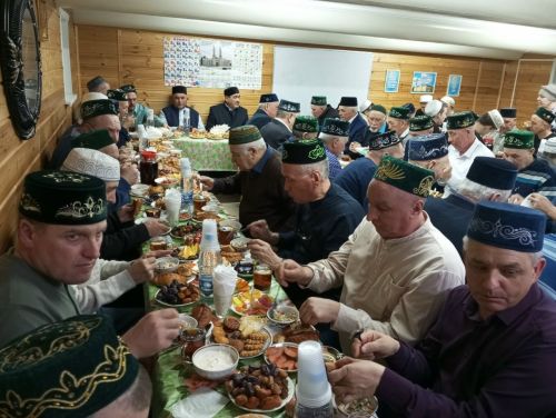 В мечети «Минзахид» села Новое Дрожжаное прошёл коллективный ифтар