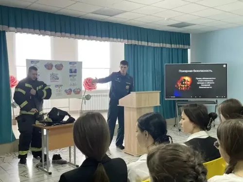 Сотрудники МЧС провели для лицеистов урок безопасности и мастер-класс по профориентации