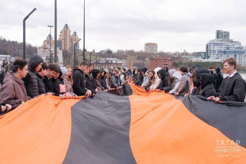 В Казани активисты развернули 300-метровую Георгиевскую ленту