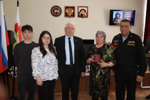 В Дрожжановском районе передали награды семьям погибших героев СВО