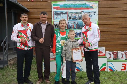В Дрожжаном наградили победителя республиканской онлайн акции «Папа, мама, я – семья ГТО»