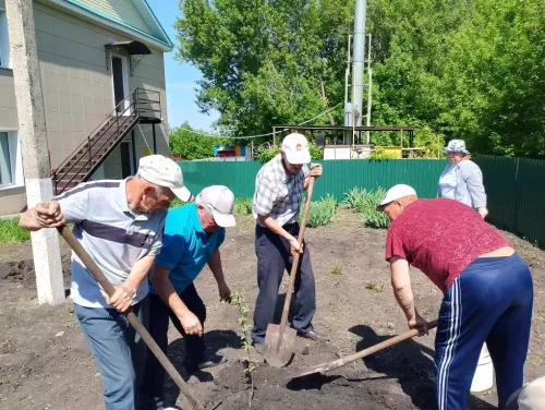 Яблоня дружбы: выпускники детского сада «Солнышко» и пенсионеры Совета ветеранов объединились ради общего дела