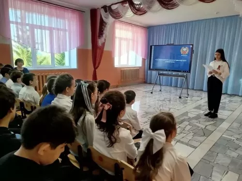 В Убеевской школе провели урок БДД и раздали Георгиевские ленточки