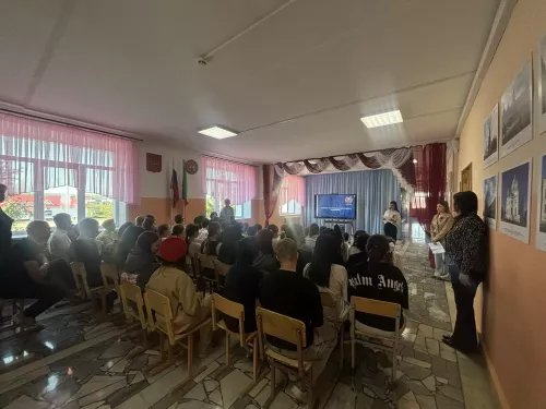 В Убеевской школе провели урок БДД и раздали Георгиевские ленточки