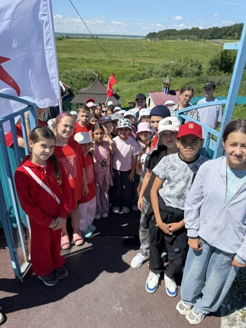 Команда «Движения Первых» в «Чайке» Дрожжановского района совершили поход-экскурсию на родник