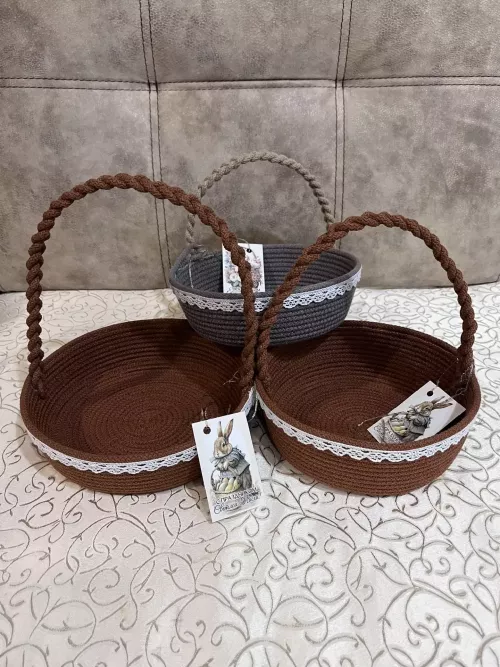 Чүпрәледән Лариса Долгова мамык җепләрләрдән штукатулкалар, кәрзиннәр үрә
