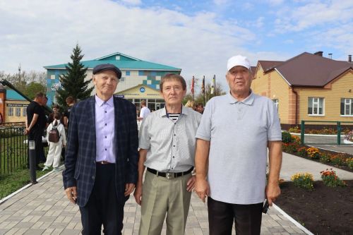 Мемориальный комплекс «Аллея Героев» открыли в селе Алешкин-Саплык Дрожжановского района