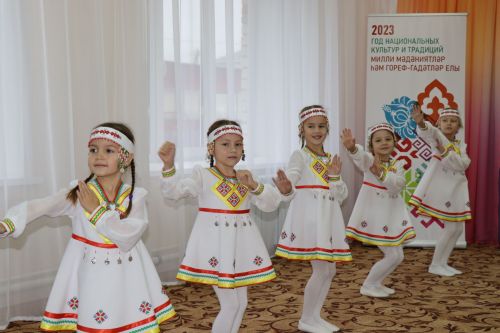 Конкурс "Лучший педагог, реализующий программы дошкольного образования на родном языке" в Дрожжаном