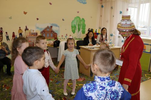 Конкурс "Лучший педагог, реализующий программы дошкольного образования на родном языке" в Дрожжаном