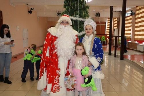 Для детей участников СВО дошкольного возраста показали новогоднее представление