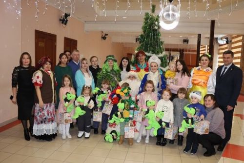 Для детей участников СВО дошкольного возраста показали новогоднее представление