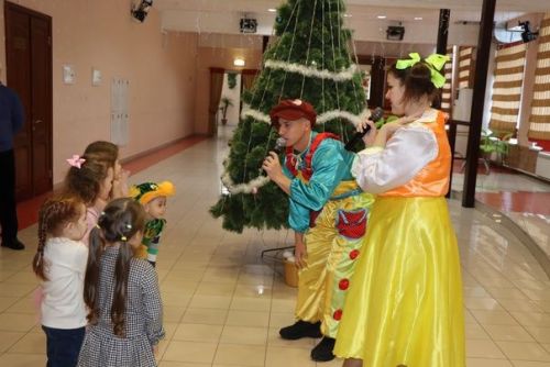 Для детей участников СВО дошкольного возраста показали новогоднее представление