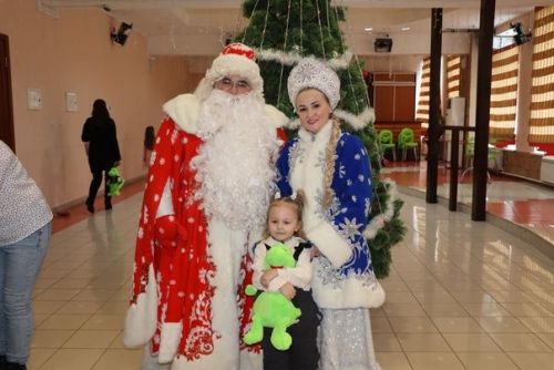 Для детей участников СВО дошкольного возраста показали новогоднее представление
