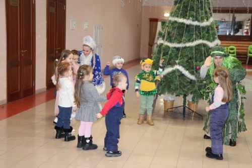 Для детей участников СВО дошкольного возраста показали новогоднее представление