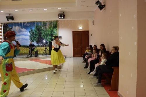 Для детей участников СВО дошкольного возраста показали новогоднее представление