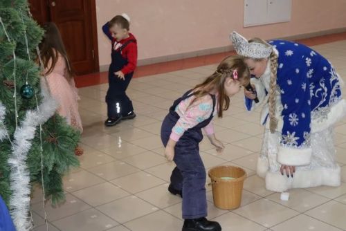 Для детей участников СВО дошкольного возраста показали новогоднее представление