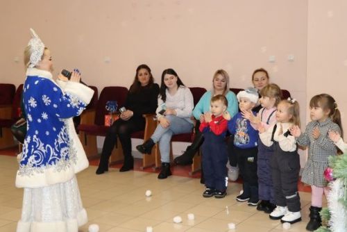 Для детей участников СВО дошкольного возраста показали новогоднее представление