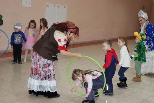 Для детей участников СВО дошкольного возраста показали новогоднее представление