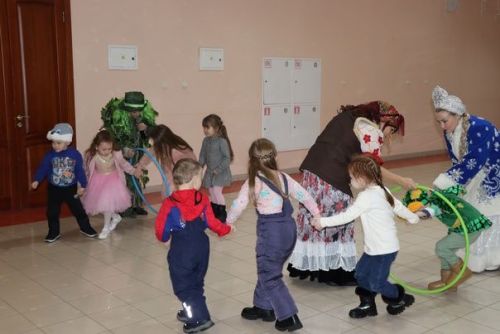 Для детей участников СВО дошкольного возраста показали новогоднее представление