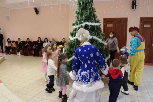 Для детей участников СВО дошкольного возраста показали новогоднее представление