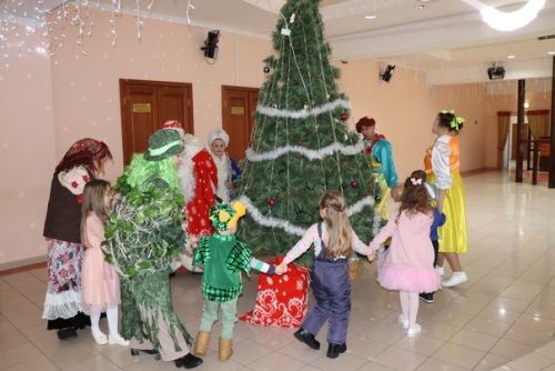 Для детей участников СВО дошкольного возраста показали новогоднее представление