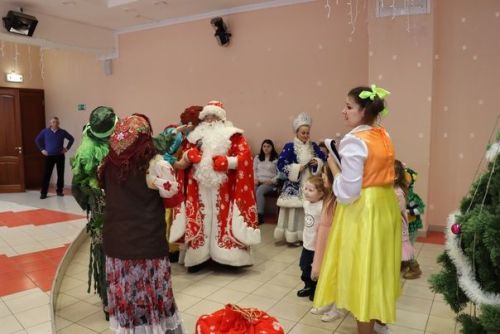 Для детей участников СВО дошкольного возраста показали новогоднее представление