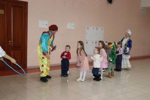 Для детей участников СВО дошкольного возраста показали новогоднее представление