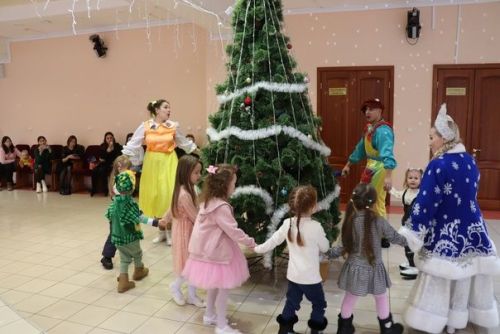 Для детей участников СВО дошкольного возраста показали новогоднее представление