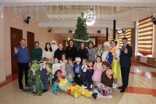Для детей участников СВО дошкольного возраста показали новогоднее представление