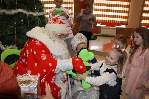 Для детей участников СВО дошкольного возраста показали новогоднее представление