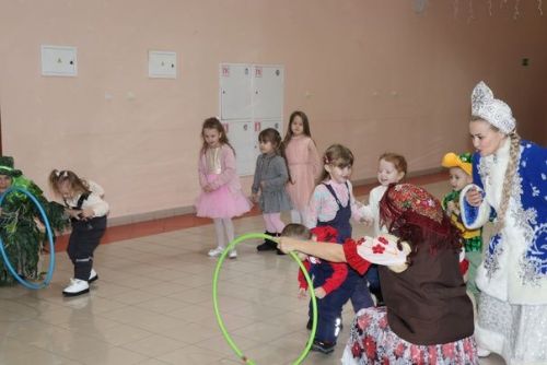 Для детей участников СВО дошкольного возраста показали новогоднее представление