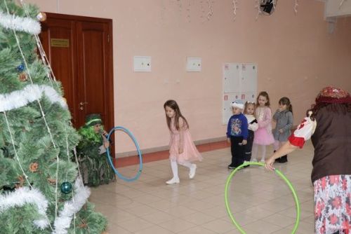 Для детей участников СВО дошкольного возраста показали новогоднее представление