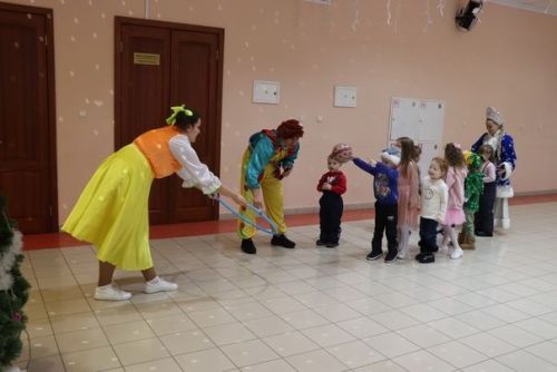 Для детей участников СВО дошкольного возраста показали новогоднее представление