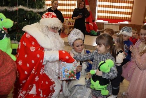 Для детей участников СВО дошкольного возраста показали новогоднее представление