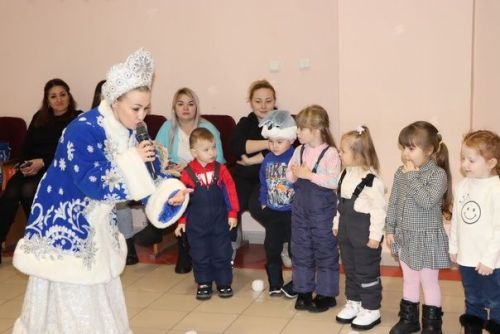 Для детей участников СВО дошкольного возраста показали новогоднее представление