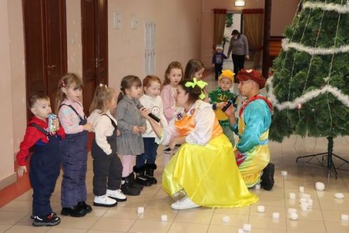 Для детей участников СВО дошкольного возраста показали новогоднее представление
