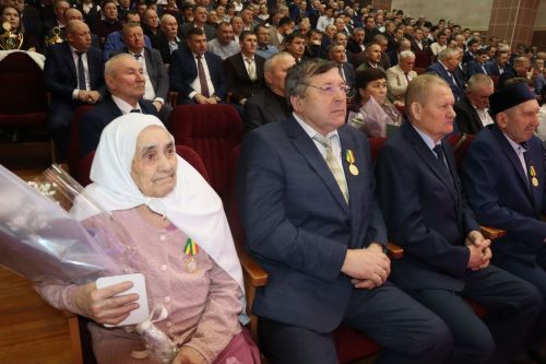 Слет передовиков сельского хозяйства и перерабатывающей промышленности в Дрожжаном -2025