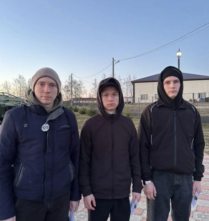 В Дрожжановском районе проводили первую группу призывников на срочную службу